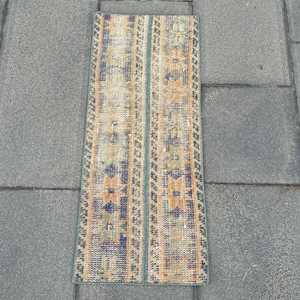 Alfombra Turca Vintage de 1.1x2.7 pies, Alfombra Pequeña Azul de Lana Ikat, Alfombra Ecológica con Respaldo de Látex - Product Image 1