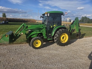 Tracteur agricole multifonctionnel d'occasion 48HP / Chargeuse-pelleteuse John Deere 4320 en stock, prêt à être expédié - Product Image 4