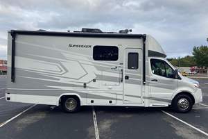 Autocaravana Mercedes-Benz Sprinter 3500XD Sunseeker Clase C 2021, Tracción Trasera, Motor Turbodiésel V6 de 30L - Product Image 2