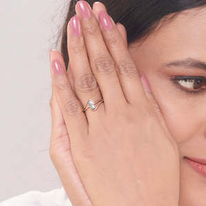 Anillo de Cóctel de Moda Velin Arc, Chapado en Oro, con Incrustaciones de Corazón en Acero Inoxidable - Product Image 2