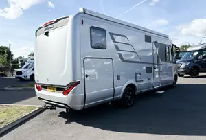 Camping-cars de luxe modernes, camping-car contemporain avec capacité pour 4 à 6 personnes, équipements de cuisine et de salle de bain - Product Image 5