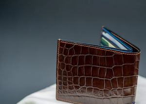 OEM Vente en gros Alligator Motif en cuir véritable Portefeuille à deux volets Porte-cartes multiples Logo personnalisé Court Longueur Imprimé Caractéristique Premium - Product Image 5