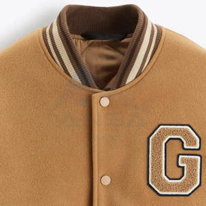 Veste universitaire rétro unisexe, style baseball, marron et crème classique, avec un design vintage de collège - Product Image 6