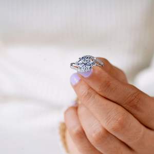 Anillo de Compromiso de Moissanita de 3 Quilates con Engaste de Garra, Diseño Único de Tres Piedras con Espiral, Anillo de Boda RITZIN RIH3206 Rosa - Product Image 6