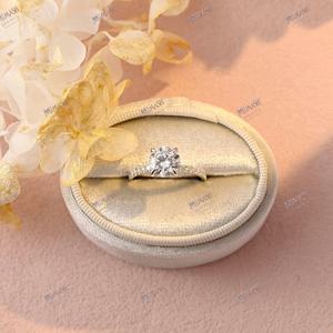 แหวนแต่งงานมอยซาไนต์ทรงกลม 2 กะรัต ดีไซน์หรูหราเหนือกาลเวลาสำหรับผู้หญิง เครื่องประดับงานแต่งงานที่เปล่งประกาย - Product Image 6