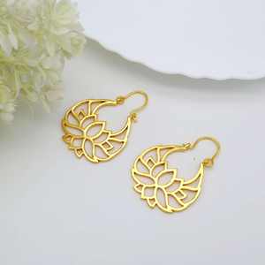 Pendientes colgantes de flor de Latón chapado en oro de 18 quilates para mujer al por mayor 2024, pendientes de moda de regalo de joyería budista de Yoga de loto hueco - Product Image 2