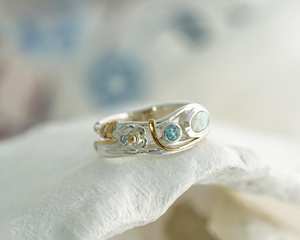 Bague de pierres précieuses topaze bleue et opale de feu blanche bague fleur, cadeau unique pour elle, bague topaze, bague opale, bague florale, bague faite à la main - Product Image 2