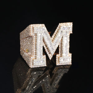 Anillo de Moda con Letra M, Completamente Adornado con Diamantes Moissanite Redondos Brillantes y Corte Baguette en Claridad VVS - Product Image 2