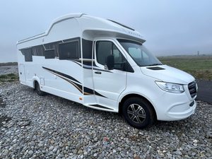 Camping-car de luxe 4x4 tout-terrain |   Camion-camping-car robuste pour expéditions |   Véhicule de camping tout-terrain diesel 4x4 avec panneaux solaires - Product Image 3