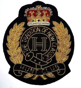 Badges personnalisés de luxe brodés à la main en fil d'or et d'argent pour uniformes et blazers, fabricant OEM à bas prix - Product Image 1