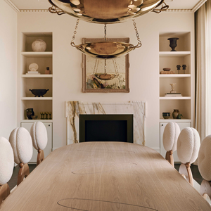 Chaise de salle à manger moderne en bois massif avec cadre sculptural et siège rembourré doux pour une utilisation contemporaine dans la salle à manger - Product Image 6