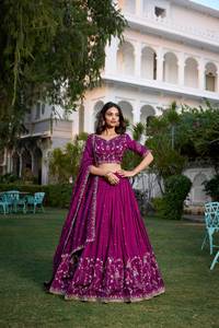 Vestido de lujo de damas de honor bordado Lehenga Choli de estilo tradicional de seda de Bollywood para fiestas de boda inspirado en Pakistán - Product Image 4