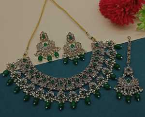 Nuevo diseño chapado en oro tradicional gota perla y Kundan tachonado pendiente Mangtika gargantilla collar conjunto y conjunto de joyería para mujer - Product Image 1