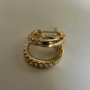 Pendientes de aro Huggie chapados en oro y plata de ley con moissanita de corte de 2 quilates, diseño de Hip Hop, bodas, compromisos, fiestas, regalos - Product Image 5