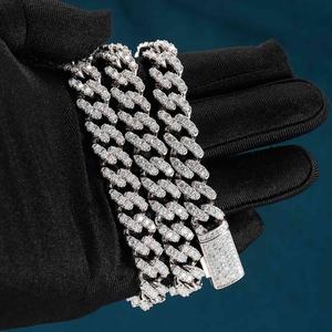 Cadena Cubana Miami de 12 mm con Oro de 14K y Moissanita Engastada, Pulseras y Brazaletes Elegantes - Product Image 1