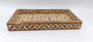 Bandeja de servir cuadrada moderna de madera con incrustaciones geométricas impresas y asas recortadas – Plato decorativo para café y té. - Product Image 3