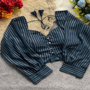 La blusa moderna con patrón de cuello en V se puede usar en sari y laheng Blusa con patrón abierto en la espalda con tasells de uno a tono - Product Image 1