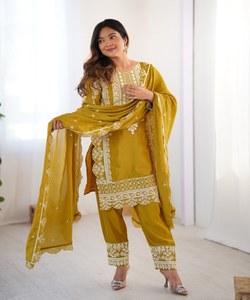 Ensemble Kurta Mustard en Soie Georgette Brodé de Sequins Fantaisie, Haut, Bas et Dupatta, Tenue de Soirée, Prix de Gros, Vêtement Ethnique - Product Image 5