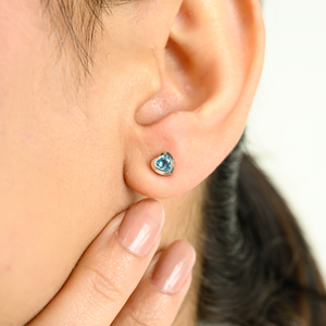 Dainty minimaliste décembre pierre de naissance forme de coeur topaze bleue boucles d'oreilles à tige faites à la main 14K bijoux en or blanc massif - Product Image 6