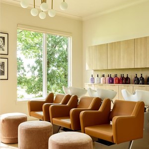 Sillón de Peluquería Moderno de Cuero Marrón, Base Hidráulica de Aluminio Cromado, No Plegable, Mueble Comercial para Salón de Belleza - Product Image 3