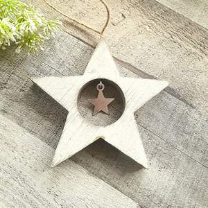 Adorno colgante de Navidad de madera hecho a mano con acabado vintage, ideal para decoración y celebración de vacaciones de granja - Product Image 1