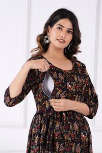 Un vestido de maternidad con estampado de rayón perfecto, cómodo, elegante y versátil para mamás de moda con cremalleras de fácil manejo. - Product Image 5