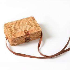 Sac à main en rotin tressé à la main avec bandoulière en cuir, accessoire de mode économique pour femme - Product Image 2