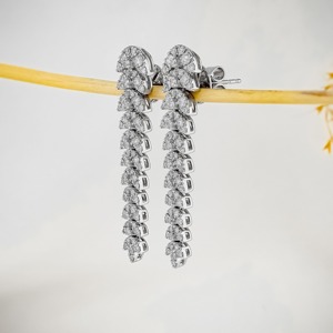 Pendientes Colgantes de Oro Blanco de 18k con Diamantes de 2.08ct, Diseño de Hoja Inspirado en la Naturaleza, Joyería Elegante para Bodas y Aniversarios - Product Image 5