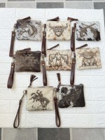 Pochette en cuir de vachette style unique avec gravure laser, pompon et sangle détachable, portefeuille de luxe en cuir de style western avec fermeture éclair