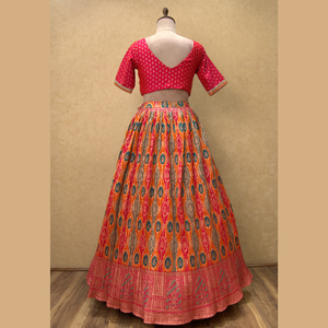 Lehenga en soie Banarasi ton rose et orange le plus exigeant avec broderie Zari classique Parfait pour toutes les fonctions fournies par l'Inde - Product Image 4