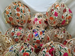 กระเป๋าคลัทช์ผ้าไหมปักลายสำหรับเพื่อนเจ้าสาวของขวัญจำนวนมากสำหรับแขกกระเป๋าอินเดียแบบดั้งเดิมโอกาสพิเศษ - Product Image 5