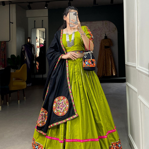 Lehenga choli ผ้าคอตตอนแท้จาก navratri แบบดั้งเดิมพร้อมงาน Gamthi และงานกระจกสำหรับงานแต่งงานและงานปาร์ตี้ - Product Image 3