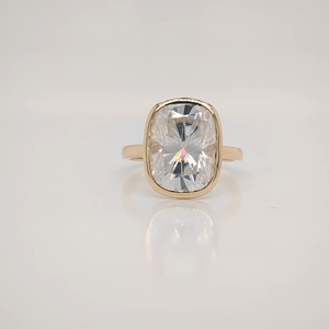 Bague de fiançailles solitaire en moissanite taille coussin 3,75 carats sertie clos, en or jaune massif 10 carats, cadeau de mariage de luxe pour femme - Product Image 1