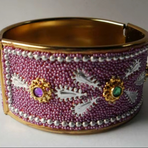 Bracelet manchette de luxe artisanal en cuivre argenté avec incrustation élégante à motif animal zèbre rayé bordeaux et blanc, large et articulé - Product Image 1