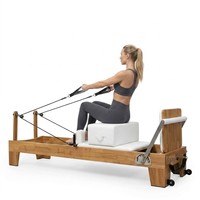 Reformer de Pilates Elite PUREFLEX en bois de chêne avec système de poulies réglables et rails silencieux, capacité de 200 kg, pour la rééducation et le renforcement musculaire