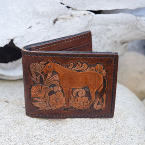 Portefeuille court vintage pour homme en cuir véritable 100% fait main avec sculpture de cheval, motif géométrique unique, blocage RFID, étanche, multi-cartes - Product Image 1