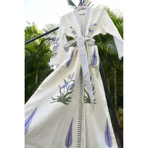 Robe Kimono en Coton à Motifs Floraux Imprimés à la Main, Robe de Demoiselle d'Honneur, Vêtement d'Intérieur Estival de Luxe pour Femme, en Tissu Gaufré à Manches Longues, Lys Bleus - Product Image 3