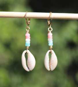 Pendientes de concha hechos a mano con concha de cauri natural y cuentas, joyería colgante de estilo playero para mujer, regalo y accesorio de moda - Product Image 1