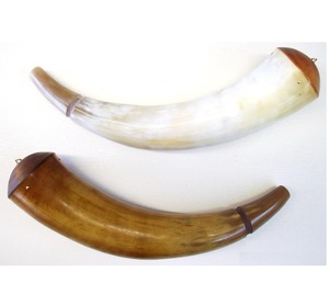 Cuerno de Búfalo Artesanal, Color Natural, Cuerno Real para Cinturón de Cuero con Punta de Latón y Tapa de Madera - Product Image 4