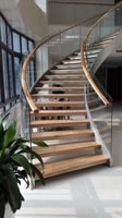CBMMart Escalier personnalisé pour appartement, villa Escalier incurvé avec marches en bois de noyer Garde-corps en verre Escalier incurvé en U
