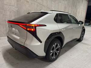 2023สำหรับ Toyota BZ4X XLE AWD ใช้พร้อมส่งที่นั่งหนังแท้สีดำพวงมาลัยซ้ายยาง R18เครื่องยนต์เทอร์โบ - Product Image 2