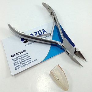 Pinza de uñas de punta fina a nivel de salón para un recorte de uñas preciso y corte de cutículas en uso de belleza y aseo - Product Image 1