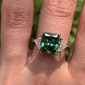 Anillo de moissanita de tres piedras Anillo de compromiso de moissanita verde 3,76 CTW Diamante de corte radiante Anillo de brida de boda de oro amarillo VVS2 - Product Image 3