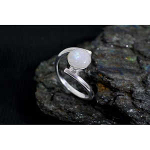 Bague ronde en pierre de lune arc-en-ciel faite à la main en argent sterling délicat Boho lisse et coupe poire 8mm 3g plaqué rhodium - Product Image 2