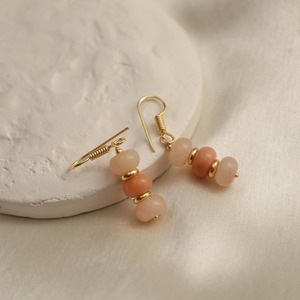 Pendientes colgantes de piedras preciosas de melocotón hechos a mano con cuentas espaciadoras de oro, hallazgos y pendientes colgantes de gancho chapado - Product Image 3