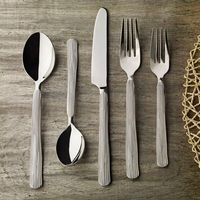 Ensemble de couverts modernes et élégants en métal plaqué or pour la décoration de la table de la cuisine de luxe et les dîners de fête