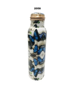Botella de agua de cobre antigua con diseño de mariposa en relieve Embotellador de agua de cobre puro para muchos beneficios para la salud y para paquete de regalo - Product Image 1