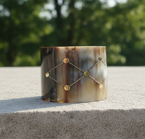 Brazalete de Cuerno Natural Hecho a Mano con Incrustaciones de Latón |   Brazalete Ancho con Diseño de Cuerno |   Proveedor de Joyería al por Mayor, OEM y ODM Disponibles - Product Image 2