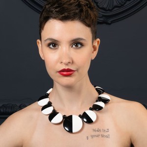 Collar de Resina Ecológica Pulida Hecho a Mano, Diseño Moderno, Regalo para Mujer - Product Image 4
