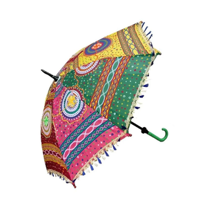 Sombrilla Rajasthani multicolor con diseño tradicional bandhani, rosa y verde, disponible a precios de mayoreo. - Product Image 1